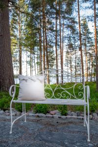 Kinkamon pihapiirissä voit nauttia kauniista luonnosta ja järvimaisemasta.